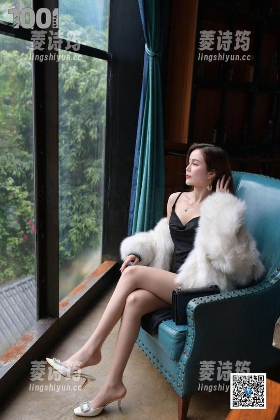 IESS异思趣向 - 兔兔很认真：美图分享，眼镜包臀裙下藏了什么小彩蛋？