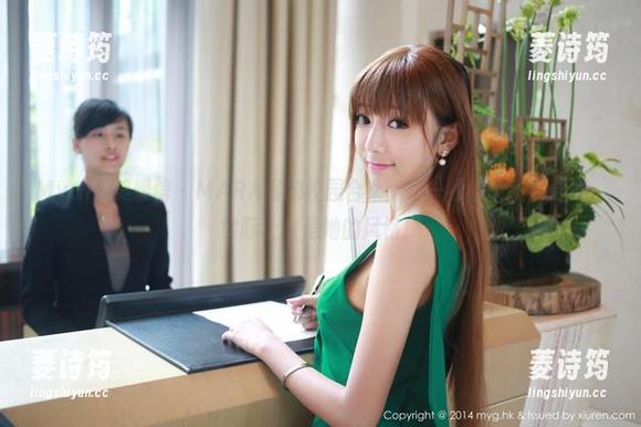 MyGirl美媛馆-MARA酱 MyGirl美媛馆 - MARA酱的校园合集:咋一看像个班级合照,实际上全是她的风格!