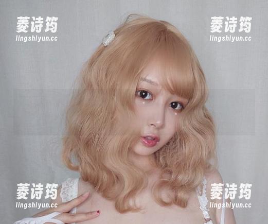 在线追随PAKI草莓酱，职业装的玩味不止一步，作品总在唤醒我脑里的小火花。