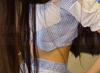 这套空姐制服，ROSI真的是在考验我的审美吗？这哪是制服，这是诱惑啊！