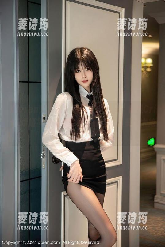 Xiuren秀人网 - 在图库里徘徊，偶遇Cris_卓娅祺的传奇空乘制服，黑丝美腿太抢眼了！