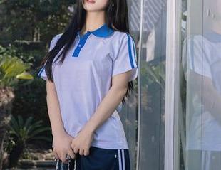 Xiuren秀人网 - FoxYini孟狐狸给夏天上的那堂课，套图里的每个姿态都像是偷瞄的瞬间。