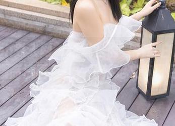 Xiuren秀人网 - 谁说圣诞只有红白配？任莹樱高清图包让你重新定义节日色！