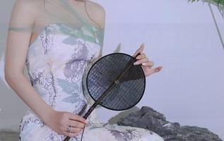 Xiuren秀人网 - 折射出战姝羽Zina的灵魂，原图那一抹眼镜光辉，图册顺便勾起些小联想……