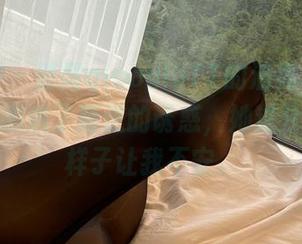 微密圈 - 俏妞qiaoniuTT的油亮写真：光影里撒满了叛逆的诱惑，她过分淡定的样子让我不安。