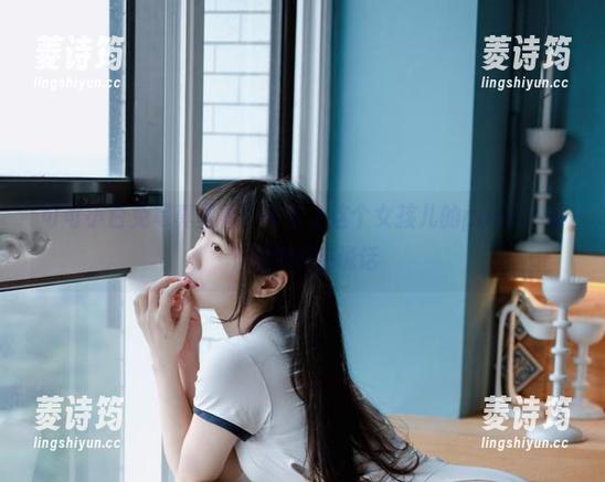 可可小白兔写真蟊看！电车上这个女孩儿的pose，每个细节都在说话