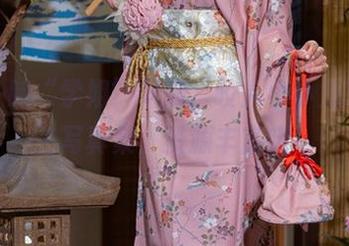 快来一睹“学姐”风采，咬人小小兔的珍贵写真集，资源丰富哦