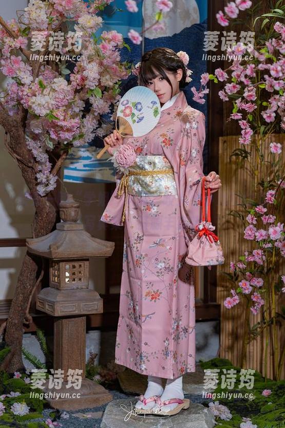 快来一睹“学姐”风采，咬人小小兔的珍贵写真集，资源丰富哦