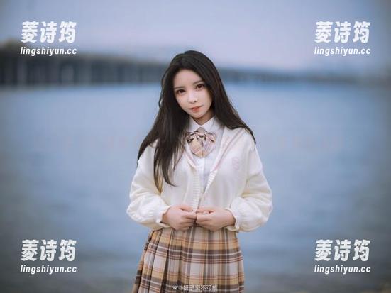妍子坚不可摧写真集：这小舟潮是不是要溺死人啊？