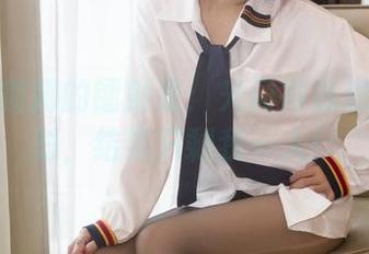 小女巫露娜的镭射紫：光闪得我想开个派对，结果只剩我一人！