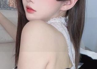 小小奶瓶儿在海边的全套图集，有一点点暧昧，却也让人忍不住多看几眼。