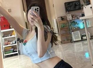 微密圈 - 小玉吃果冻在黑色睡衣中呼唤灵魂：一组图片合集，奇怪吧？