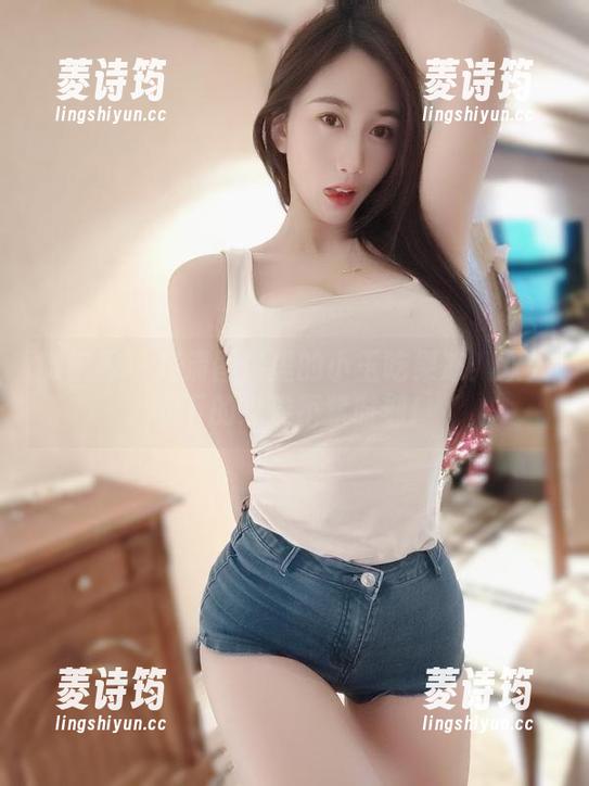 微密圈 - 高清图库里的小玉吃果冻：双人图下的忍俊不禁时刻！