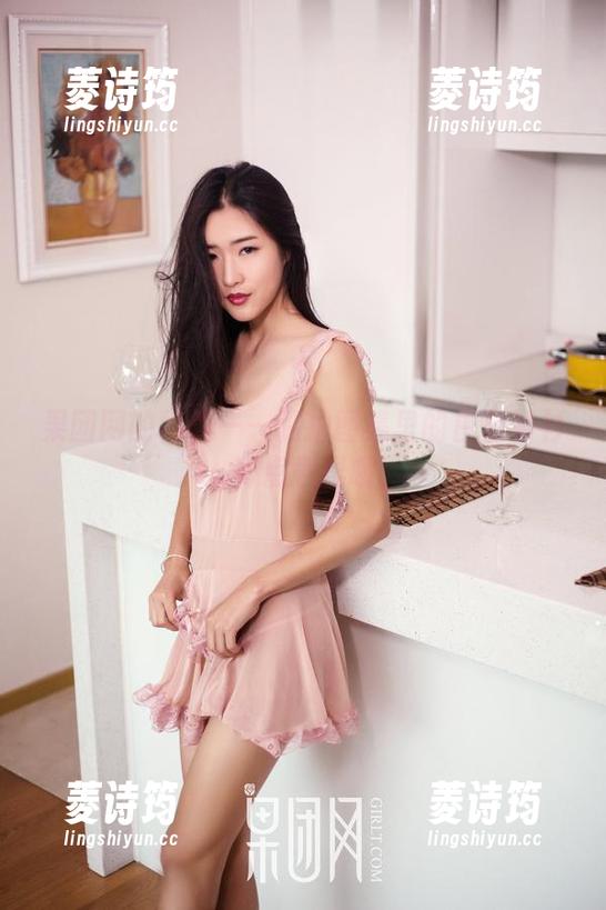 果团网 果团网的特供——私拍图集里的白色衬衫,有点意思哦!