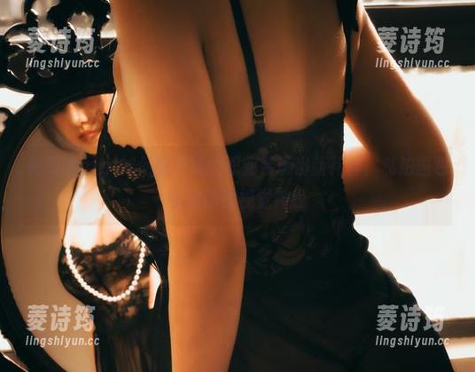 看樱晚gigi如何将严肃的职业装玩出新花样，私拍图包直击你的视觉神经