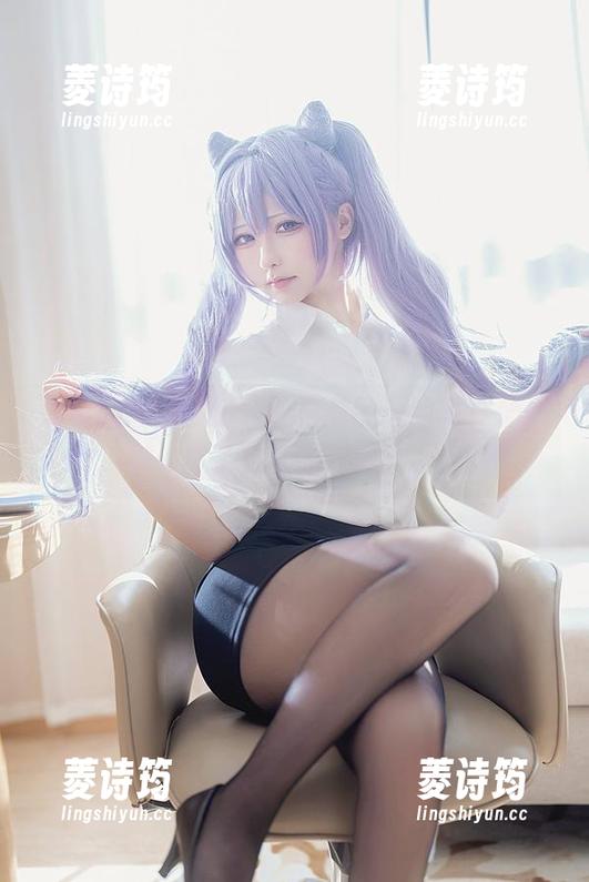冬日的暖意临近，樱梨梨的这组写真俨然成了贴心的问候。