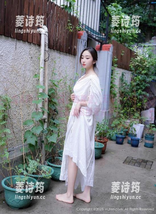 秀人网 - toro羽住的教室，无圣光只剩真实，图片里的氛围有点亲密