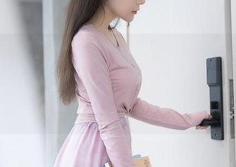 秀人网 - 美图里的教室风情，谁能抗拒这份想念？陈雅漫VICKY，这真是调皮的选择