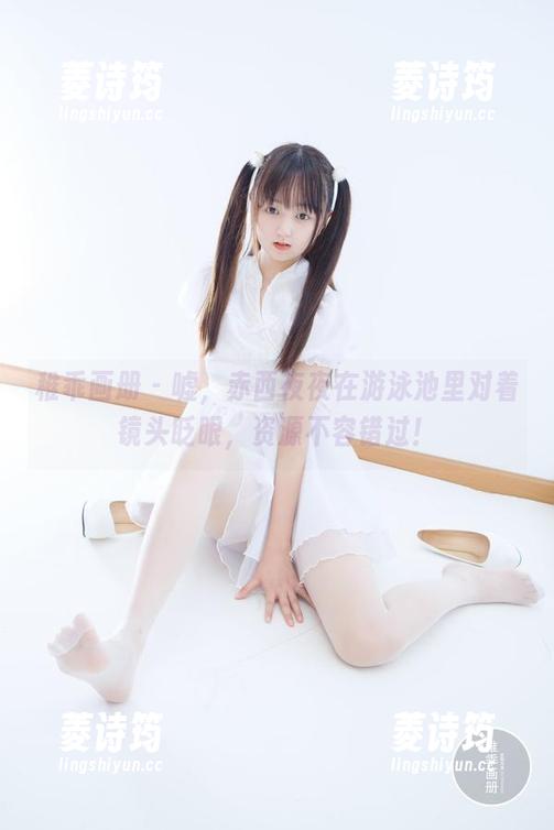 稚乖画册 - 嘘，赤西夜夜在游泳池里对着镜头眨眼，资源不容错过！