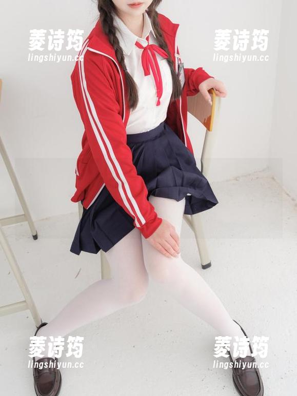 紧急企划 - 小婕在天台的写真：你能想象到的所有角度都被她掌握了，连我家的鸽子都想来“观看”！
