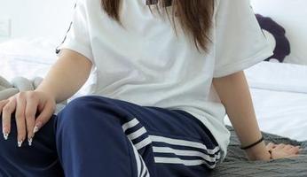 绮梦摄影 - 这张图里的浴室，梦妍的身影和光线竟然有种流动感