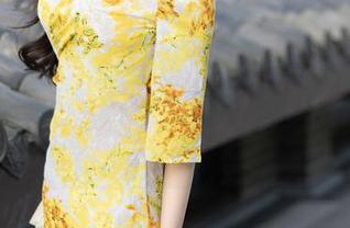 语画界 - 在王馨瑶yanni的全套写真里，教室的桌椅和她的姿态谐调得让人忍不住留目。