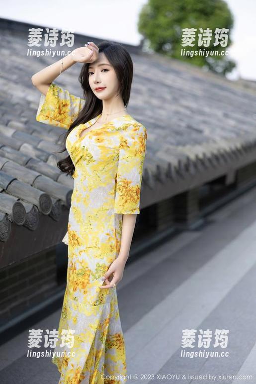 语画界 - 在王馨瑶yanni的全套写真里，教室的桌椅和她的姿态谐调得让人忍不住留目。