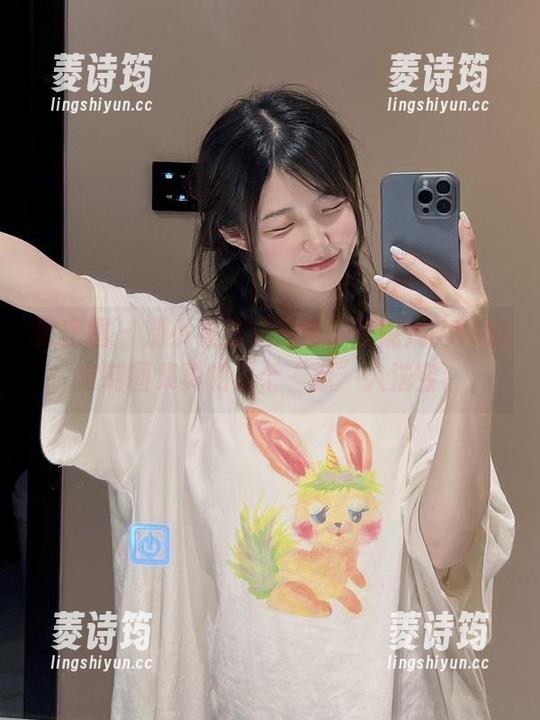 陈妮妮UNI 微密圈 - 别小看这件白色,陈妮妮UNI的定制图集真的是个“撩”人法宝。