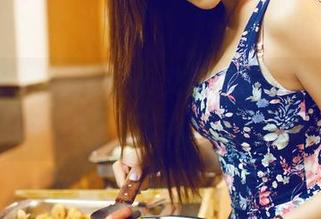 青豆客 - 尤美Yumi又更新了，图包里的蕾丝让人忍不住想多看几眼。