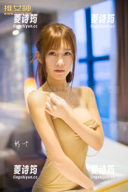 青豆客 - 施忆佳Kitty酱眼镜图集：原图里有你意想不到的视觉