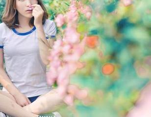 青豆客 - 不可思议的搭配！杨上萱最新写真，棉袜也能如此“撩人”