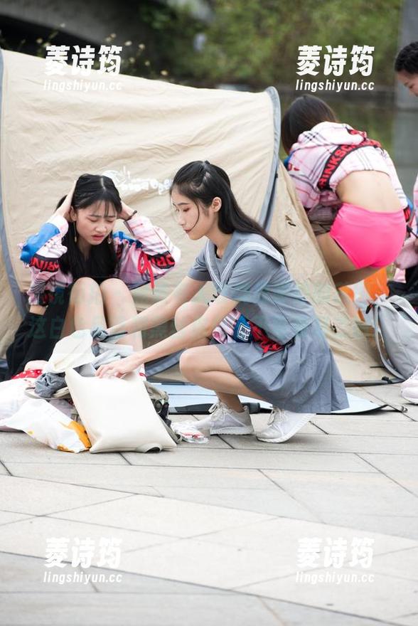 魔镜街拍 - 竟然有人敢挑战婷婷的美图，这白色吊带和黑丝你保证不再看第二遍！