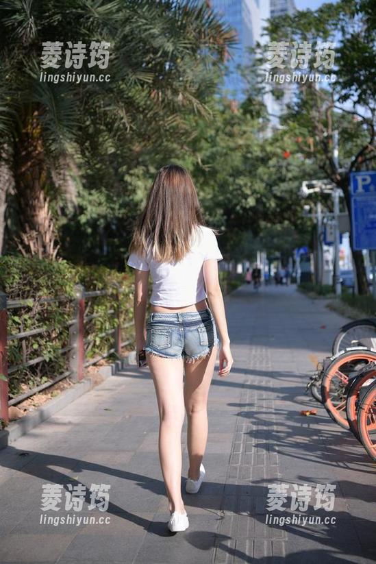 魔镜街拍 - 看，看啊！办公室OL美女婷婷用黑丝工作搭配引发的精选图片，每一张都是段子背景！