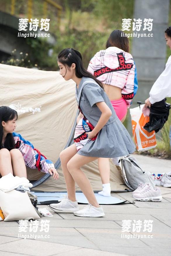 魔镜街拍精选：看这白色高跟旗袍和肉丝，真有一股无法抵挡的气场。