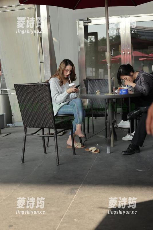 大牌气质！魔镜街拍牛仔热裤更新合集，快来凑热闹。