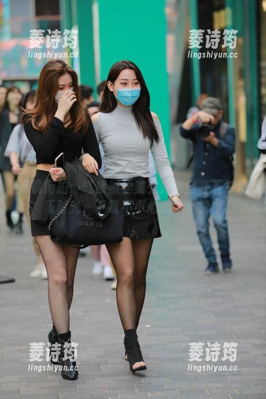 魔镜街拍：气质黑丝美少妇的全套下午快乐时光，下载不小心点了个赞！